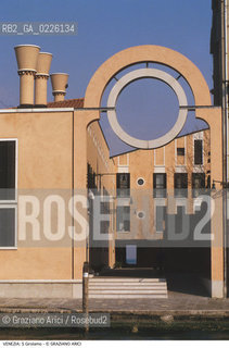 Localizzazione:..VENEZIA / CANNAREGIO..Oggetto:..Soggetto:..CASE NUOVE A S. GIROLAMO..Cronologia:.. XX SECOLO..Definizione Culturale:..   Autore:  ..   Stile: ..   Editori/Stampatori:..   Committenza:..Materia e Tecnica:..Collocazione:..Note:..CALLI CAMPI E PONTI ARCHITETTURA CONTEMPORANEA..Riproduzione Fotografica:..Copyright:..Graziano Arici/Rosebud2 .Data:..1995..Costo:..A