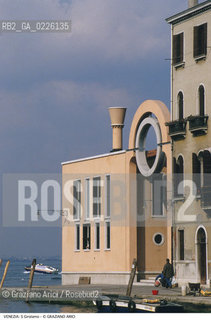 Localizzazione:..VENEZIA / CANNAREGIO..Oggetto:..Soggetto:..CASE NUOVE A S. GIROLAMO..Cronologia:..XX SECOLO ..Definizione Culturale:..   Autore:  ..   Stile: ..   Editori/Stampatori:..   Committenza:..Materia e Tecnica:..Collocazione:..Note:..CALLI CAMPI E PONTI ARCHITETTURA CONTEMPORANEA..Riproduzione Fotografica:..Copyright:..Graziano Arici/Rosebud2 .Data:..1995..Costo:..A