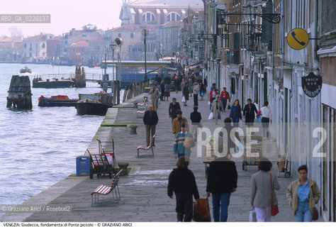 Localizzazione:..VENEZIA / ISOLA DELLA GIUDECCA..Oggetto:..Soggetto:..FONDAMENTA DI PONTE PICCOLO / PALANCA..Cronologia:.. ..Definizione Culturale:..   Autore:  ..   Stile: ..   Editori/Stampatori:..   Committenza:..Materia e Tecnica:..Collocazione:..Note:..CALLI CAMPI E PONTI..Riproduzione Fotografica:..Copyright:..Graziano Arici/Rosebud2 .Data:..1982..Costo:..A