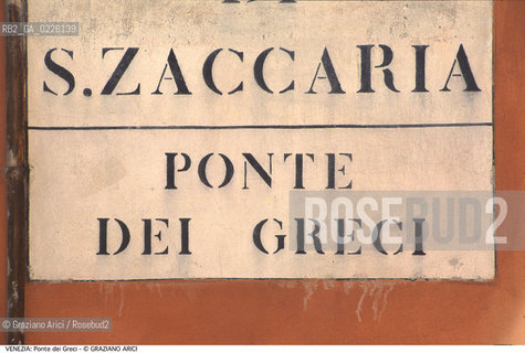 Localizzazione:..VENEZIA / CASTELLO..Oggetto:..Soggetto:..PONTE DEI GRECI / SEGNALETICA STRADALE / COMUNITA STRANIERE..Cronologia:.. ..Definizione Culturale:..   Autore:  ..   Stile: ..   Editori/Stampatori:..   Committenza:..Materia e Tecnica:..Collocazione:..Note:..CALLI CAMPI E PONTI..Riproduzione Fotografica:..Copyright:..Graziano Arici/Rosebud2 .Data:..1990..Costo:..A