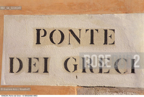 Localizzazione:..VENEZIA / CASTELLO..Oggetto:..Soggetto:..PONTE DEI GRECI / SEGNALETICA STRADALE / COMUNITA STRANIERE..Cronologia:.. ..Definizione Culturale:..   Autore:  ..   Stile: ..   Editori/Stampatori:..   Committenza:..Materia e Tecnica:..Collocazione:..Note:..CALLI CAMPI E PONTI..Riproduzione Fotografica:..Copyright:..Graziano Arici/Rosebud2 .Data:..1990..Costo:..A