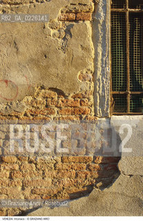 Localizzazione:..VENEZIA..Oggetto:..Soggetto:..INTONACO MURO DEGRADO..Cronologia: ....Definizione Culturale:..   Autore: ..   Stile:..   Editori/Stampatori:..   Committenza:..Materia e Tecnica:..Collocazione:..Note:..CALLI CAMPI PONTI..Riproduzione Fotografica:..Graziano Arici/Rosebud2 .Copyright:..Graziano Arici/Rosebud2 .Data:..1985..Costo:..A