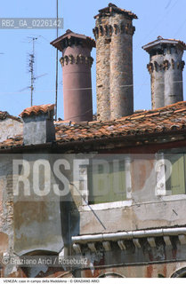 Localizzazione:..VENEZIA / CANNAREGIO..Oggetto:..Soggetto:..CAMINI DI CASE ALLA MADDALENA / EDILIZIA MINORE..Cronologia:.. ..Definizione Culturale:..   Autore:  ..   Stile: ..   Editori/Stampatori:..   Committenza:..Materia e Tecnica:..Collocazione:..Note:..CALLI CAMPI E PONTI..Riproduzione Fotografica:..Copyright:..Graziano Arici/Rosebud2 .Data:..1988..Costo:..A