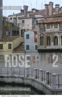 Localizzazione:..VENEZIA / CANNAREGIO..Oggetto:..Soggetto:..CAMPO DELLA MADDALENA / EDILIZIA MINORE..Cronologia:.. ..Definizione Culturale:..   Autore:  ..   Stile: ..   Editori/Stampatori:..   Committenza:..Materia e Tecnica:..Collocazione:..Note:..CALLI CAMPI E PONTI..Riproduzione Fotografica:..Copyright:..Graziano Arici/Rosebud2 .Data:..1988..Costo:..A