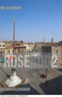 Caption: Localizzazione:..VENEZIA / DORSODURO..Oggetto:..Soggetto:..CAMPO S. MARGHERITA..Cronologia: ....Definizione Culturale:..   Autore: ....   Stile:..   Editori/Stampatori:..   Committenza:..Materia e Tecnica:..Collocazione:..Note:..CALLI CAMPI PONTI..Riproduzione Fotografica:..Graziano Arici/Rosebud2 .Copyright:..Graziano Arici/Rosebud2 .Data:..1995..Costo:..A