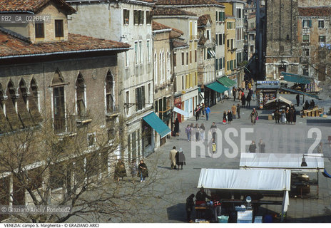 Caption: Localizzazione:..VENEZIA / DORSODURO..Oggetto:..Soggetto:..CAMPO S. MARGHERITA..Cronologia: ....Definizione Culturale:..   Autore: ....   Stile:..   Editori/Stampatori:..   Committenza:..Materia e Tecnica:..Collocazione:..Note:..CALLI CAMPI PONTI..Riproduzione Fotografica:..Graziano Arici/Rosebud2 .Copyright:..Graziano Arici/Rosebud2 .Data:..1995..Costo:..A