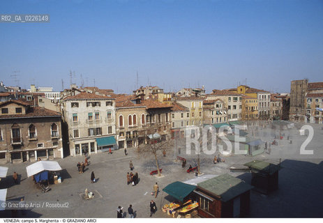 Caption: Localizzazione:..VENEZIA / DORSODURO..Oggetto:..Soggetto:..CAMPO S. MARGHERITA..Cronologia: ....Definizione Culturale:..   Autore: ....   Stile:..   Editori/Stampatori:..   Committenza:..Materia e Tecnica:..Collocazione:..Note:..CALLI CAMPI PONTI..Riproduzione Fotografica:..Graziano Arici/Rosebud2 .Copyright:..Graziano Arici/Rosebud2 .Data:..1995..Costo:..A