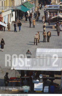 Caption: Localizzazione:..VENEZIA / DORSODURO..Oggetto:..Soggetto:..CAMPO S. MARGHERITA MERCATO PESCE..Cronologia: ....Definizione Culturale:..   Autore: ....   Stile:..   Editori/Stampatori:..   Committenza:..Materia e Tecnica:..Collocazione:..Note:..CALLI CAMPI PONTI..Riproduzione Fotografica:..Graziano Arici/Rosebud2 .Copyright:..Graziano Arici/Rosebud2 .Data:..1995..Costo:..A