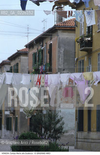 Localizzazione:..VENEZIA / ISOLA DELLA GIUDECCA..Oggetto:..Soggetto:..CAMPO MARTE / PANNI BUCATO..Cronologia: ..Definizione Culturale:..   Autore: ....   Stile:..   Editori/Stampatori:..   Committenza:..Materia e Tecnica:..Collocazione:..Note:..CALLI CAMPI PONTI..Riproduzione Fotografica:..Graziano Arici/Rosebud2 .Copyright:..Graziano Arici/Rosebud2 .Data:..1985..Costo:..A