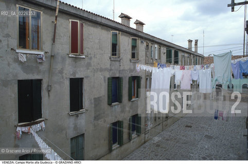 Localizzazione:..VENEZIA / ISOLA DELLA GIUDECCA..Oggetto:..Soggetto:..CAMPO MARTE / PANNI BUCATO..Cronologia: ..Definizione Culturale:..   Autore: ....   Stile:..   Editori/Stampatori:..   Committenza:..Materia e Tecnica:..Collocazione:..Note:..CALLI CAMPI PONTI..Riproduzione Fotografica:..Graziano Arici/Rosebud2 .Copyright:..Graziano Arici/Rosebud2 .Data:..1985..Costo:..A