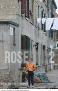 Localizzazione:..VENEZIA / ISOLA DELLA GIUDECCA..Oggetto:..Soggetto:..CAMPO MARTE..Cronologia: ..Definizione Culturale:..   Autore: ....   Stile:..   Editori/Stampatori:..   Committenza:..Materia e Tecnica:..Collocazione:..Note:..CALLI CAMPI PONTI..Riproduzione Fotografica:..Graziano Arici/Rosebud2 .Copyright:..Graziano Arici/Rosebud2 .Data:..1985..Costo:..A
