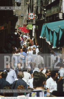 Localizzazione:..VENEZIA / S. MARCO..Oggetto:..Soggetto:..MERCERIA DEL CAPITELLO FOLLA TURISTI / MERCERIE..Cronologia:....Definizione Culturale:..   Autore: ..   Stile: ..   Editori/Stampatori:..   Committenza:..Materia e Tecnica:..Collocazione:..Note:..CALLI CAMPI E PONTI..Riproduzione Fotografica:..Copyright:..Graziano Arici/Rosebud2 .Data:..1988..Costo:..A