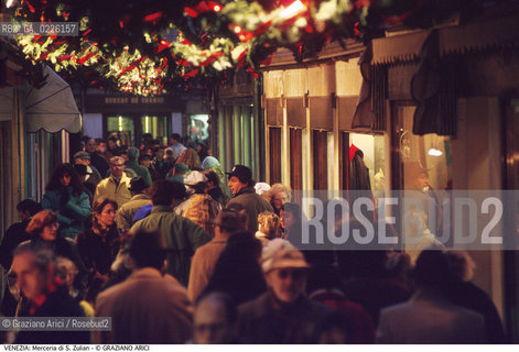 Localizzazione:..VENEZIA / S. MARCO..Oggetto:..Soggetto:..MERCERIA DI S. ZULIAN FOLLA ADDOBBI DI NATALE / MERCERIE..Cronologia:....Definizione Culturale:..   Autore: ..   Stile: ..   Editori/Stampatori:..   Committenza:..Materia e Tecnica:..Collocazione:..Note:..CALLI CAMPI E PONTI..Riproduzione Fotografica:..Copyright:..Graziano Arici/Rosebud2 .Data:..1992..Costo:..A