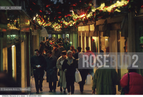 Localizzazione:..VENEZIA / S. MARCO..Oggetto:..Soggetto:..MERCERIA DI S. ZULIAN ADDOBBI DI NATALE / MERCERIE..Cronologia:....Definizione Culturale:..   Autore: ..   Stile: ..   Editori/Stampatori:..   Committenza:..Materia e Tecnica:..Collocazione:..Note:..CALLI CAMPI E PONTI..Riproduzione Fotografica:..Copyright:..Graziano Arici/Rosebud2 .Data:..1992..Costo:..A