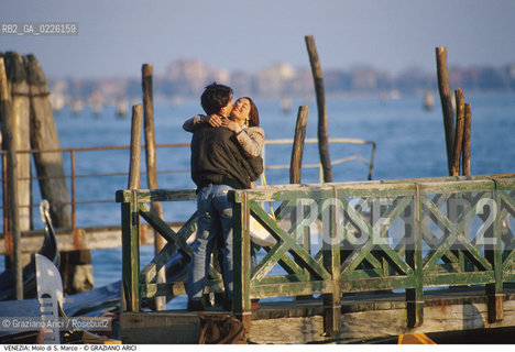 Localizzazione:..VENEZIA / S. MARCO..Oggetto:..Soggetto:..MOLO AMORE ABBRACCIO BACIO..Cronologia:.. ..Definizione Culturale:..   Autore: ..   Stile: ..   Editori/Stampatori:..   Committenza:..Materia e Tecnica:..Collocazione:..Note:..CALLI CAMPI E PONTI..Riproduzione Fotografica:..Copyright:..Graziano Arici/Rosebud2 .Data:..1990..Costo:..A