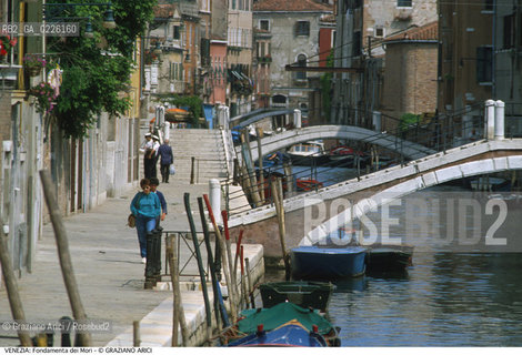 Localizzazione:..VENEZIA / CANNAREGIO..Oggetto:..Soggetto:..RIO DELLA SENSA E FONDAMENTA DEI MORI..Cronologia: ....Definizione Culturale:..   Autore: ..   Stile:..   Editori/Stampatori:..   Committenza:..Materia e Tecnica:..Collocazione:..Note:..CALLI CAMPI PONTI..Riproduzione Fotografica:..Graziano Arici/Rosebud2 .Copyright:..Graziano Arici/Rosebud2 .Data:..1985..Costo:..A