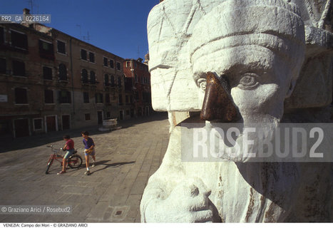 Caption: Localizzazione:..VENEZIA / CANNAREGIO..Oggetto:..Soggetto:..CAMPO DEI MORI..Cronologia: ..XIII SECOLO..Definizione Culturale:..   Autore: ..   Stile:..   Editori/Stampatori:..   Committenza:..Materia e Tecnica:..Collocazione:..Note:..CALLI CAMPI PONTI..Riproduzione Fotografica:..Graziano Arici/Rosebud2 .Copyright:..Graziano Arici/Rosebud2 .Data:..1990..Costo:..A