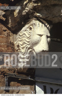 Caption: Localizzazione:..VENEZIA / CANNAREGIO..Oggetto:..Soggetto:..CAMPO DEI MORI / SCULTURA SULLA CASA DI JACOPO TINTORETTO / LEONE..Cronologia: ....Definizione Culturale:..   Autore: ..   Stile:..   Editori/Stampatori:..   Committenza:..Materia e Tecnica:..Collocazione:..Note:..CALLI CAMPI PONTI..Riproduzione Fotografica:..Graziano Arici/Rosebud2 .Copyright:..Graziano Arici/Rosebud2 .Data:..1990..Costo:..A