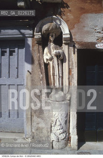 Caption: Localizzazione:..VENEZIA / CANNAREGIO..Oggetto:..Soggetto:..CAMPO DEI MORI..Cronologia: ..XIII SECOLO..Definizione Culturale:..   Autore: ..   Stile:..   Editori/Stampatori:..   Committenza:..Materia e Tecnica:..Collocazione:..Note:..CALLI CAMPI PONTI..Riproduzione Fotografica:..Graziano Arici/Rosebud2 .Copyright:..Graziano Arici/Rosebud2 .Data:..1990..Costo:..A