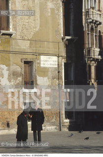 Caption: Localizzazione:..VENEZIA / CASTELLO..Oggetto:..Soggetto:..CAMPO BANDIERA E MORO O DELLA BRAGORA / ANZIANI..Cronologia: ....Definizione Culturale:..   Autore: ..   Stile:..   Editori/Stampatori:..   Committenza:..Materia e Tecnica:..Collocazione:..Note:..CALLI CAMPI PONTI..Riproduzione Fotografica:..Graziano Arici/Rosebud2 .Copyright:..Graziano Arici/Rosebud2 .Data:..1990..Costo:..A