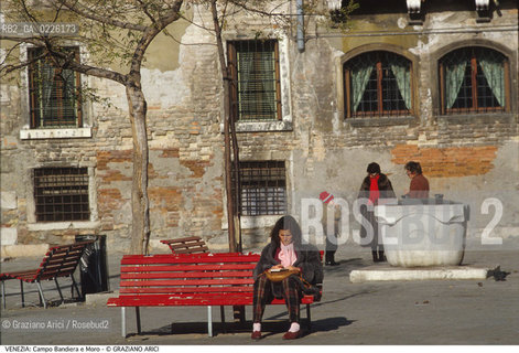 Caption: Localizzazione:..VENEZIA / CASTELLO..Oggetto:..Soggetto:..CAMPO BANDIERA E MORO O DELLA BRAGORA..Cronologia: ....Definizione Culturale:..   Autore: ..   Stile:..   Editori/Stampatori:..   Committenza:..Materia e Tecnica:..Collocazione:..Note:..CALLI CAMPI PONTI..Riproduzione Fotografica:..Graziano Arici/Rosebud2 .Copyright:..Graziano Arici/Rosebud2 .Data:..1990..Costo:..A