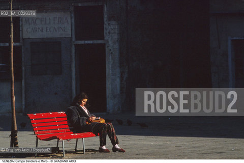 Caption: Localizzazione:..VENEZIA / CASTELLO..Oggetto:..Soggetto:..CAMPO BANDIERA E MORO O DELLA BRAGORA..Cronologia: ....Definizione Culturale:..   Autore: ..   Stile:..   Editori/Stampatori:..   Committenza:..Materia e Tecnica:..Collocazione:..Note:..CALLI CAMPI PONTI..Riproduzione Fotografica:..Graziano Arici/Rosebud2 .Copyright:..Graziano Arici/Rosebud2 .Data:..1990..Costo:..A