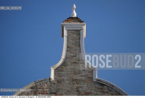 Caption: Localizzazione:..VENEZIA / CASTELLO..Oggetto:..Soggetto:..CAMPO BANDIERA E MORO O DELLA BRAGORA / CHIESA DI S. GIOVANNI IN BRAGORA / PARTICOLARE FACCIATA..Cronologia: ..XV SECOLO..Definizione Culturale:..   Autore: ..   Stile:..   Editori/Stampatori:..   Committenza:..Materia e Tecnica:..Collocazione:..Note:..CALLI CAMPI PONTI..Riproduzione Fotografica:..Graziano Arici/Rosebud2 .Copyright:..Graziano Arici/Rosebud2 .Data:..1990..Costo:..A