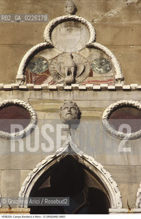 Localizzazione:..VENEZIA / CASTELLO..Oggetto:..Soggetto:..CAMPO BANDIERA E MORO O DELLA BRAGORA / PALAZZO GRITTI MOROSINI BADOER / PARTICOLARE DELLA PENTAFORA / HOTEL LA RESIDENZA..Cronologia: ..XIV SECOLO..Definizione Culturale:..   Autore: ..   Stile:..GOTICO..   Editori/Stampatori:..   Committenza:..Materia e Tecnica:..Collocazione:..Note:..CALLI CAMPI E PONTI..Riproduzione Fotografica:..Graziano Arici/Rosebud2 .Copyright:..Graziano Arici/Rosebud2 .Data:..1988..Costo:..A