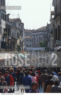 Localizzazione:..VENEZIA / CANNAREGIO..Oggetto:..Soggetto:..STRADA NUOVA / FOLLA..Cronologia:..XIX SECOLO ..Definizione Culturale:..   Autore: ..   Stile: ..   Editori/Stampatori:..   Committenza:..Materia e Tecnica:..Collocazione:..Note:..CALLI CAMPI E PONTI..Riproduzione Fotografica:..Copyright:..Graziano Arici/Rosebud2 .Data:..1996..Costo:..A