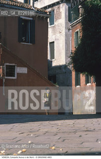 Localizzazione:..VENEZIA / S. MARCO..Oggetto:..Soggetto:..CAMPIELLO NUOVO O DEI MORTI..Cronologia:....Definizione Culturale:..   Autore: ..   Stile: ..   Editori/Stampatori:..   Committenza:..Materia e Tecnica:..Collocazione:..Note:..CALLI CAMPI E PONTI..Riproduzione Fotografica:..Copyright:..Graziano Arici/Rosebud2 .Data:..1996..Costo:..A