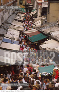 Localizzazione:..VENEZIA / S. POLO..Oggetto:..Soggetto:..RUGA DEGLI OREFICI / RIALTO MERCATO FOLLA TURISTI..Cronologia:....Definizione Culturale:..   Autore: ..   Stile: ..   Editori/Stampatori:..   Committenza:..Materia e Tecnica:..Collocazione:..Note:..CALLI CAMPI E PONTI..Riproduzione Fotografica:..Copyright:..Graziano Arici/Rosebud2 .Data:..1995..Costo:..A