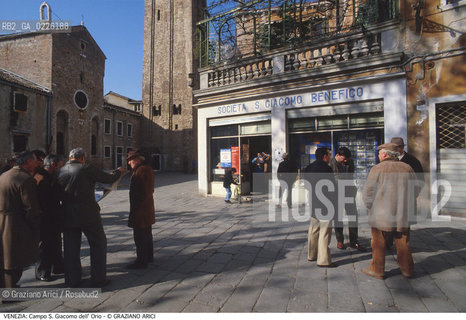 Localizzazione:..VENEZIA / S. CROCE..Oggetto:..Soggetto:..CAMPO S. GIACOMO DELL ORIO / SOCIETA BENEFICA ANZIANI..Cronologia:.. ..Definizione Culturale:..   Autore: ..   Stile: ..   Editori/Stampatori:..   Committenza:..Materia e Tecnica:..Collocazione:..Note:..CALLI CAMPI E PONTI..Riproduzione Fotografica:..Copyright:..Graziano Arici/Rosebud2 .Data:..1987..Costo:..A
