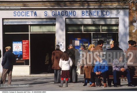 Localizzazione:..VENEZIA / S. CROCE..Oggetto:..Soggetto:..CAMPO S. GIACOMO DELL ORIO / SOCIETA BENEFICA ANZIANI..Cronologia:.. ..Definizione Culturale:..   Autore: ..   Stile: ..   Editori/Stampatori:..   Committenza:..Materia e Tecnica:..Collocazione:..Note:..CALLI CAMPI E PONTI..Riproduzione Fotografica:..Copyright:..Graziano Arici/Rosebud2 .Data:..1987..Costo:..A