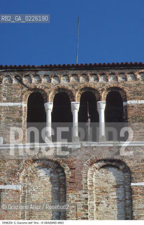 Localizzazione:..VENEZIA / S. CROCE..Oggetto:..Soggetto:..CAMPANILE DI S. GIACOMO DELL ORIO / CELLA CAMPANARIA QUADRIFORA..Cronologia:.. XIII SECOLO..Definizione Culturale:..   Autore: ..   Stile: ..   Editori/Stampatori:..   Committenza:..Materia e Tecnica:..Collocazione:..Note:..CALLI CAMPI E PONTI..Riproduzione Fotografica:..Copyright:..Graziano Arici/Rosebud2 .Data:..1987..Costo:..A
