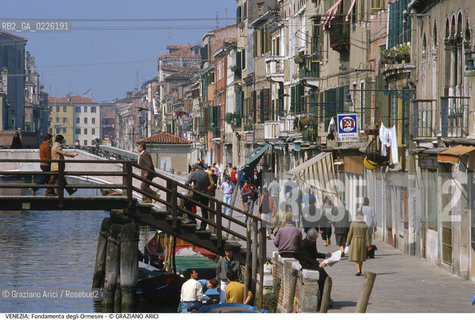 Localizzazione:..VENEZIA / CANNAREGIO..Oggetto:..Soggetto:..FONDAMENTA DEGLI ORMESINI RIO DELLA MISERICORDIA..Cronologia:.. ..Definizione Culturale:..   Autore:  ..   Stile: ..   Editori/Stampatori:..   Committenza:..Materia e Tecnica:..Collocazione:..Note:..CALLI CAMPI E PONTI..Riproduzione Fotografica:..Copyright:..Graziano Arici/Rosebud2 .Data:..1982..Costo:..A