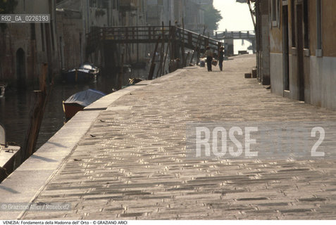 Localizzazione:..VENEZIA / CANNAREGIO..Oggetto:..Soggetto:..FONDAMENTA MADONNA DELL ORTO..Cronologia:.. ..Definizione Culturale:..   Autore:  ..   Stile: ..   Editori/Stampatori:..   Committenza:..Materia e Tecnica:..Collocazione:..Note:..CALLI CAMPI E PONTI..Riproduzione Fotografica:..Copyright:..Graziano Arici/Rosebud2 .Data:..1990..Costo:..A