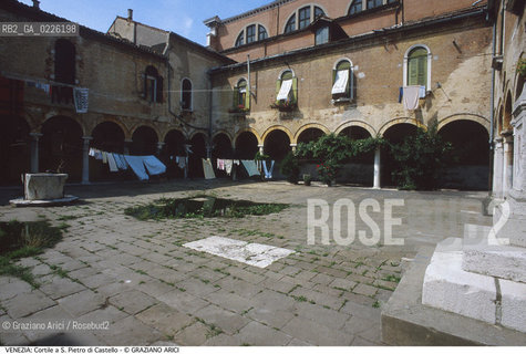 Localizzazione:..VENEZIA / CASTELLO..Oggetto:..Soggetto:..S. PIETRO DI CASTELLO / CORTILE INTERNO DEL PALAZZO PATRIARCALE / CHIOSTRO..Cronologia:..XVI SECOLO ..Definizione Culturale:..   Autore:  ..   Stile: ..   Editori/Stampatori:..   Committenza:..Materia e Tecnica:..Collocazione:..Note:..CALLI CAMPI E PONTI..Riproduzione Fotografica:..Copyright:..Graziano Arici/Rosebud2 .Data:..1990..Costo:..A