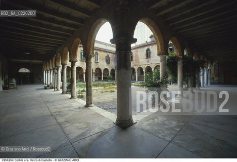 Localizzazione:..VENEZIA / CASTELLO..Oggetto:..Soggetto:..S. PIETRO DI CASTELLO / CORTILE INTERNO DEL PALAZZO PATRIARCALE / CHIOSTRO..Cronologia:..XVI SECOLO ..Definizione Culturale:..   Autore:  ..   Stile: ..   Editori/Stampatori:..   Committenza:..Materia e Tecnica:..Collocazione:..Note:..CALLI CAMPI E PONTI..Riproduzione Fotografica:..Copyright:..Graziano Arici/Rosebud2 .Data:..1990..Costo:..A
