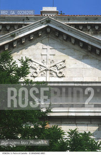 Localizzazione:..VENEZIA / CASTELLO..Oggetto:..Soggetto:..CHIESA DI S. PIETRO DI CASTELLO / TIMPANO CON INSEGNE VESCOVILI..Cronologia:..XVI SECOLO..Definizione Culturale:..   Autore:  ..   Stile: ..   Editori/Stampatori:..   Committenza:..Materia e Tecnica:..Collocazione:..Note:..CALLI CAMPI E PONTI..Riproduzione Fotografica:..Copyright:..Graziano Arici/Rosebud2 .Data:..1990..Costo:..A