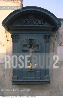 Localizzazione:..VENEZIA / DORSODURO..Oggetto:..Soggetto:..EDICOLA LIGNEA ALL ANGELO RAFFAELE..Cronologia: ..XVII SECOLO..Definizione Culturale:..   Autore: ..   Stile:..   Editori/Stampatori:..   Committenza:..Materia e Tecnica:..LEGNO..Collocazione:..Note:..CALLI CAMPI PONTI..Riproduzione Fotografica:..Graziano Arici/Rosebud2 .Copyright:..Graziano Arici/Rosebud2 .Data:..1987..Costo:..A