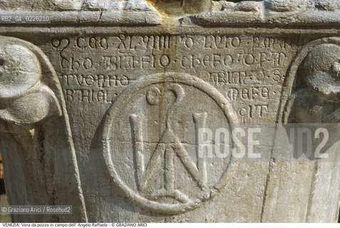 Localizzazione:..VENEZIA / DORSODURO..Oggetto:..Soggetto:..VERA DA POZZO IN CAMPO ANGELO RAFFAELE..Cronologia: ..XIV SECOLO..Definizione Culturale:..   Autore: ..   Stile:..   Editori/Stampatori:..   Committenza:..Materia e Tecnica:..PIETRA D ISTRIA..Collocazione:..Note:..CALLI CAMPI PONTI..Riproduzione Fotografica:..Graziano Arici/Rosebud2 .Copyright:..Graziano Arici/Rosebud2 .Data:..1985..Costo:..A