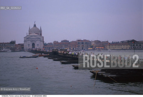 Localizzazione:..VENEZIA / DORSODURO..Oggetto:..Soggetto:..REDENTORE PONTE VOTIVO SUL CANALE DELLA GIUDECCA..Cronologia: ..Definizione Culturale:..   Autore: ..   Stile: ..   Editori/Stampatori:..   Committenza:..Materia e Tecnica:..Collocazione:..Note:..FESTE..Riproduzione Fotografica:..Copyright:..Graziano Arici/Rosebud2 .Data:..1996..Costo:..A