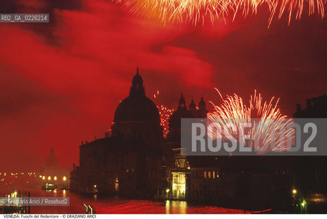 Localizzazione:..VENEZIA / DORSODURO..Oggetto:..Soggetto:..REDENTORE FUOCHI D ARTIFICIO SALUTE ROSSO..Cronologia: ..Definizione Culturale:..   Autore: ..   Stile: ..   Editori/Stampatori:..   Committenza:..Materia e Tecnica:..Collocazione:..Note:..FESTE..Riproduzione Fotografica:..Copyright:..Graziano Arici/Rosebud2 .Data:..1996..Costo:..A