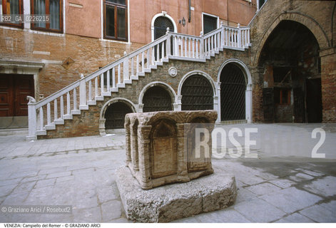 Localizzazione:..VENEZIA / CANNAREGIO..Oggetto:..Soggetto:..CAMPIELLO DEL REMER / PALAZZO LION-MOROSINI SCALA ESTERNA VERA DA POZZO..Cronologia:..XIII SECOLO..Definizione Culturale:..   Autore: ..   Stile: ..BIZANTINO..   Editori/Stampatori:..   Committenza:..Materia e Tecnica:..Collocazione:..Note:..CALLI CAMPI E PONTI..Riproduzione Fotografica:..Copyright:..Graziano Arici/Rosebud2 .Data:..1993..Costo:..A
