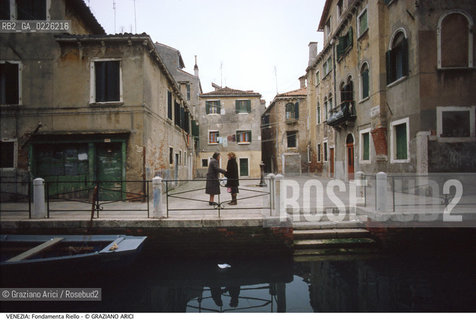 Localizzazione:..VENEZIA / CASTELLO..Oggetto:..Soggetto:..FONDAMENTA RIELLO..Cronologia:....Definizione Culturale:..   Autore: ..   Stile: ....   Editori/Stampatori:..   Committenza:..Materia e Tecnica:..Collocazione:..Note:..CALLI CAMPI E PONTI..Riproduzione Fotografica:..Copyright:..Graziano Arici/Rosebud2 .Data:..1985..Costo:..A