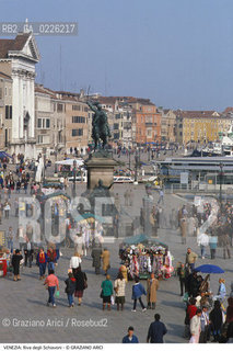 Caption: Localizzazione:..VENEZIA / CASTELLO..Oggetto:..Soggetto:..RIVA DEGLI SCHIAVONI / MONUMENTO A VITTORIO EMANUELE II..Cronologia: ..XIX SECOLO..Definizione Culturale:..   Autore: ..ETTORE FERRARI..   Stile:..   Editori/Stampatori:..   Committenza:..Materia e Tecnica:..Collocazione:..Note:..CALLI CAMPI PONTI..Riproduzione Fotografica:..Graziano Arici/Rosebud2 .Copyright:..Graziano Arici/Rosebud2 .Data:..1985..Costo:..A