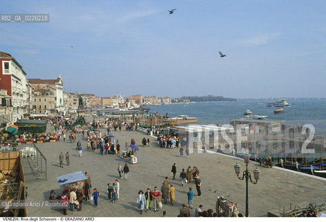 Caption: Localizzazione:..VENEZIA / CASTELLO..Oggetto:..Soggetto:..RIVA DEGLI SCHIAVONI..Cronologia: ....Definizione Culturale:..   Autore: ....   Stile:..   Editori/Stampatori:..   Committenza:..Materia e Tecnica:..Collocazione:..Note:..CALLI CAMPI PONTI..Riproduzione Fotografica:..Graziano Arici/Rosebud2 .Copyright:..Graziano Arici/Rosebud2 .Data:..1985..Costo:..A