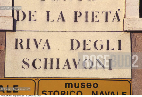 Localizzazione:..VENEZIA / CASTELLO..Oggetto:..Soggetto:..RIVA DEGLI SCHIAVONI / SEGNALETICA STRADALE / COMUNITA STRANIERE..Cronologia:.. ..Definizione Culturale:..   Autore:  ..   Stile: ..   Editori/Stampatori:..   Committenza:..Materia e Tecnica:..Collocazione:..Note:..CALLI CAMPI E PONTI..Riproduzione Fotografica:..Copyright:..Graziano Arici/Rosebud2 .Data:..1990..Costo:..A
