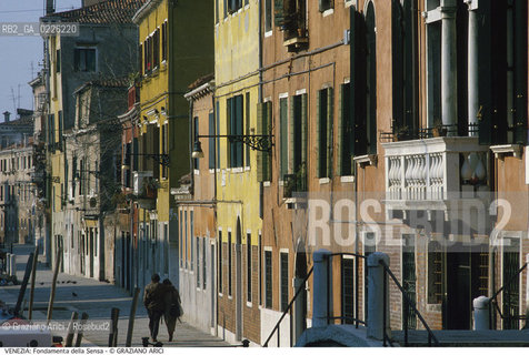 Localizzazione:..VENEZIA / CANNAREGIO..Oggetto:..Soggetto:..FONDAMENTA DELLA SENSA..Cronologia: ....Definizione Culturale:..   Autore: ....   Stile:..   Editori/Stampatori:..   Committenza:..Materia e Tecnica:..Collocazione:..Note:..CALLI CAMPI PONTI..Riproduzione Fotografica:..Graziano Arici/Rosebud2 .Copyright:..Graziano Arici/Rosebud2 .Data:..1985..Costo:..A