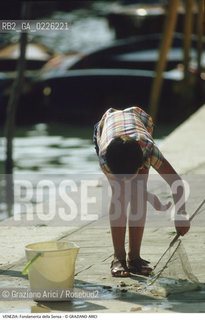 Localizzazione:..VENEZIA / CANNAREGIO..Oggetto:..Soggetto:..FONDAMENTA DELLA SENSA / BAMBINO PESCA..Cronologia: ....Definizione Culturale:..   Autore: ....   Stile:..   Editori/Stampatori:..   Committenza:..Materia e Tecnica:..Collocazione:..Note:..CALLI CAMPI PONTI..Riproduzione Fotografica:..Graziano Arici/Rosebud2 .Copyright:..Graziano Arici/Rosebud2 .Data:..1985..Costo:..A